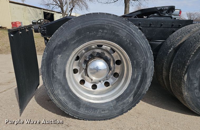 image for item DT6762 1996 Peterbilt 357 semi truck