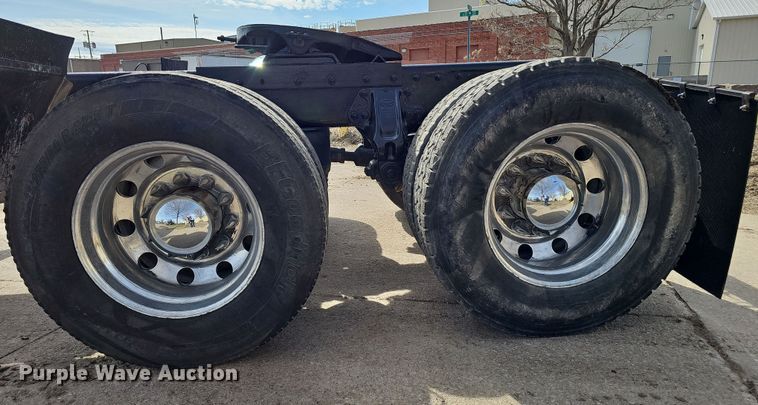 image for item DT6762 1996 Peterbilt 357 semi truck