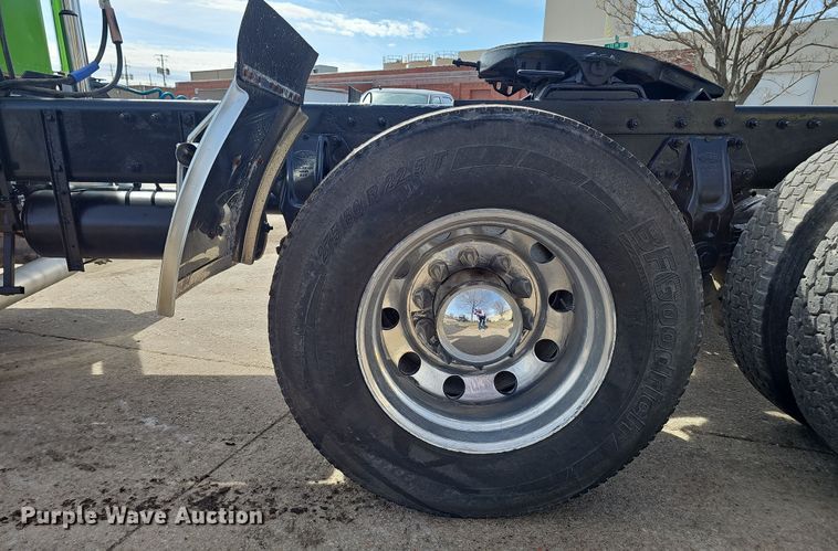 image for item DT6762 1996 Peterbilt 357 semi truck