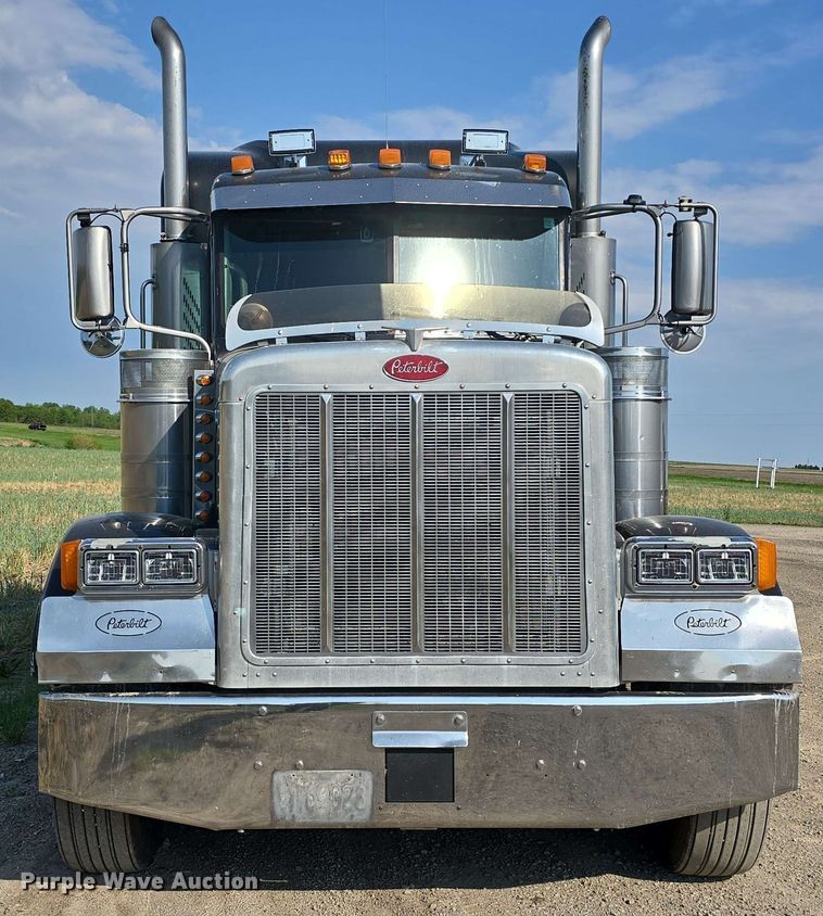 image for item DT6839 2007 Peterbilt 379 semi truck