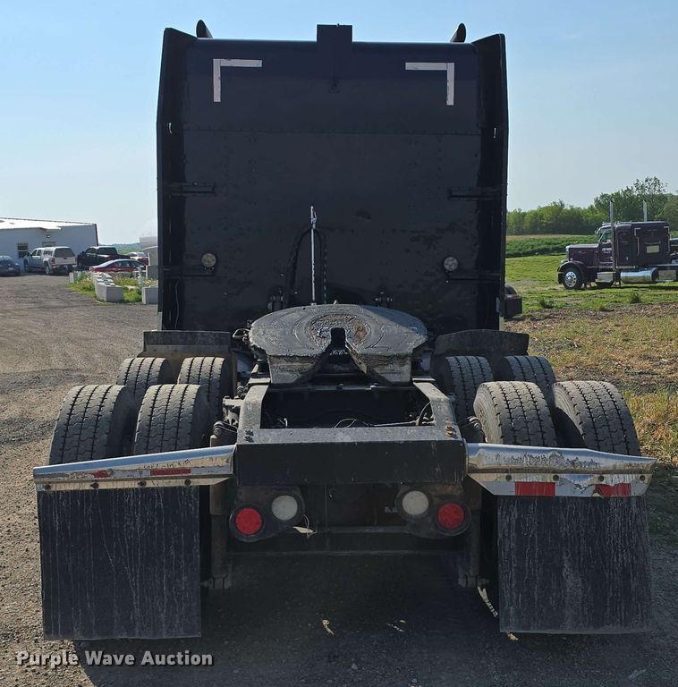 image for item DT6839 2007 Peterbilt 379 semi truck