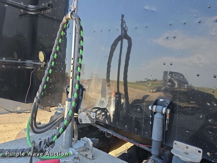 image for item DT6839 2007 Peterbilt 379 semi truck