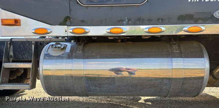 image for item DT6839 2007 Peterbilt 379 semi truck