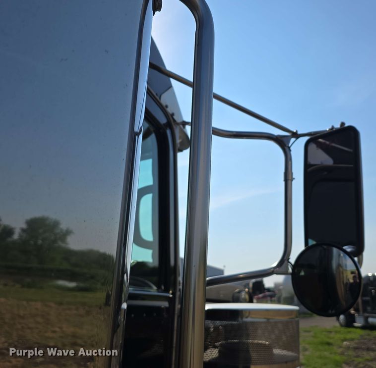 image for item DT6839 2007 Peterbilt 379 semi truck