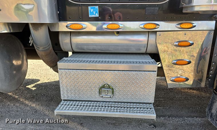 image for item DT6839 2007 Peterbilt 379 semi truck
