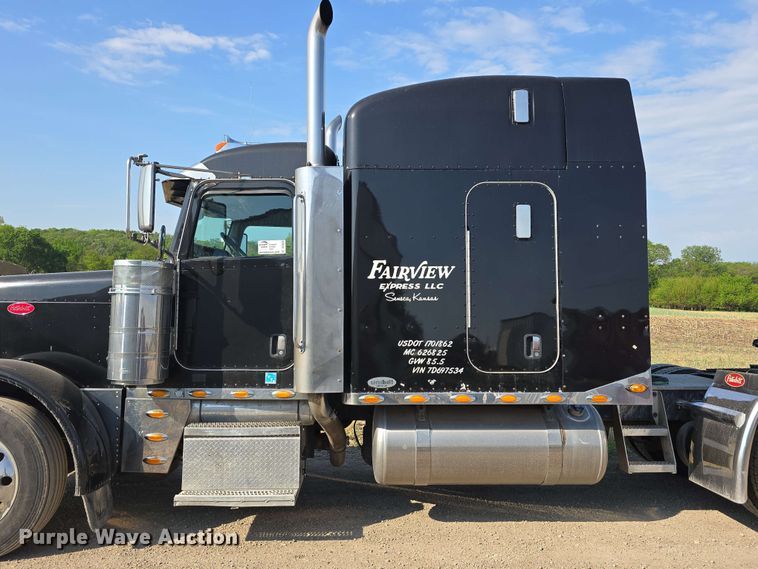 image for item DT6839 2007 Peterbilt 379 semi truck