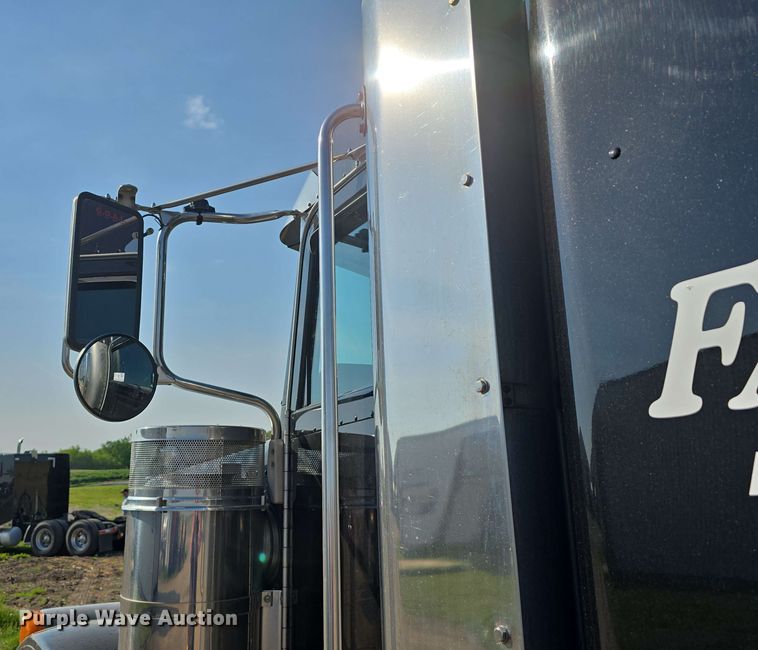 image for item DT6839 2007 Peterbilt 379 semi truck