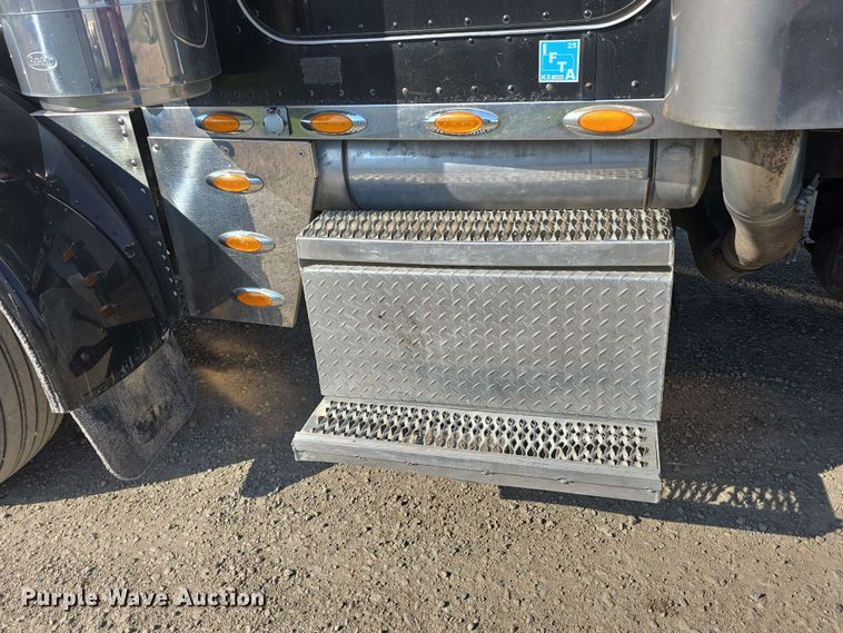 image for item DT6839 2007 Peterbilt 379 semi truck