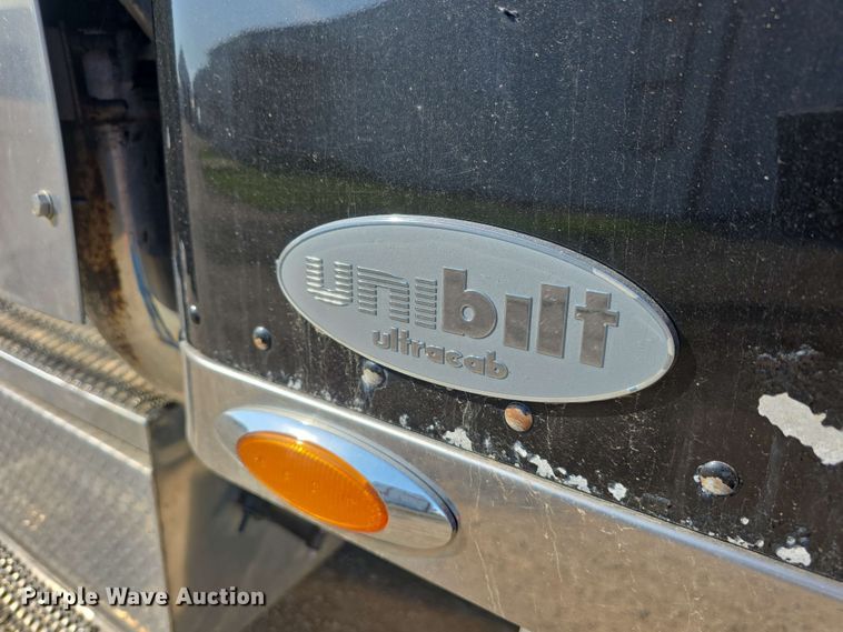 image for item DT6839 2007 Peterbilt 379 semi truck