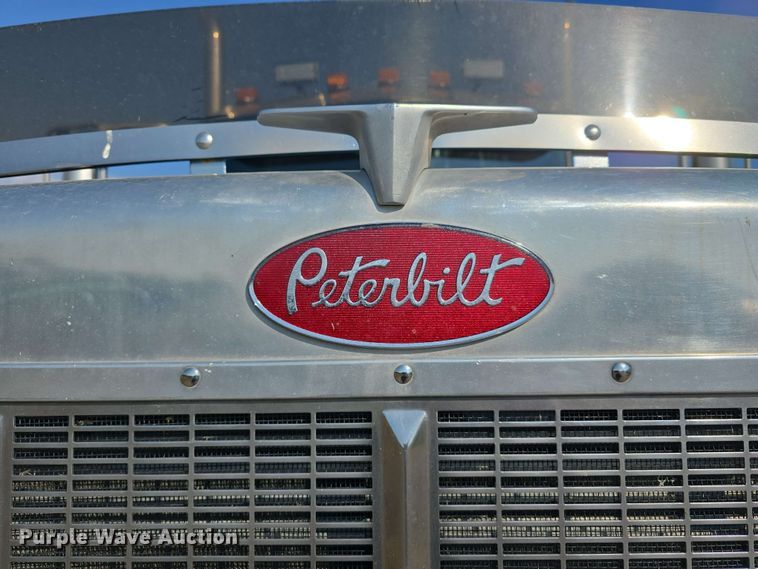 image for item DT6839 2007 Peterbilt 379 semi truck
