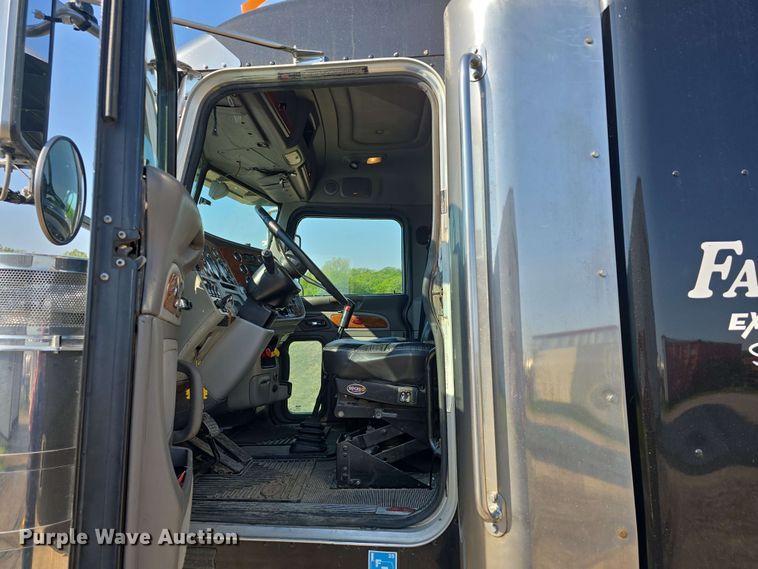 image for item DT6839 2007 Peterbilt 379 semi truck