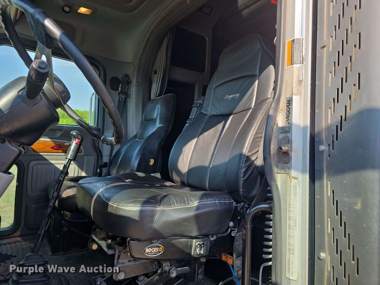 image for item DT6839 2007 Peterbilt 379 semi truck