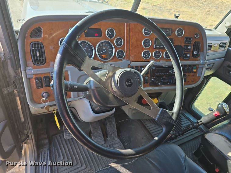 image for item DT6839 2007 Peterbilt 379 semi truck