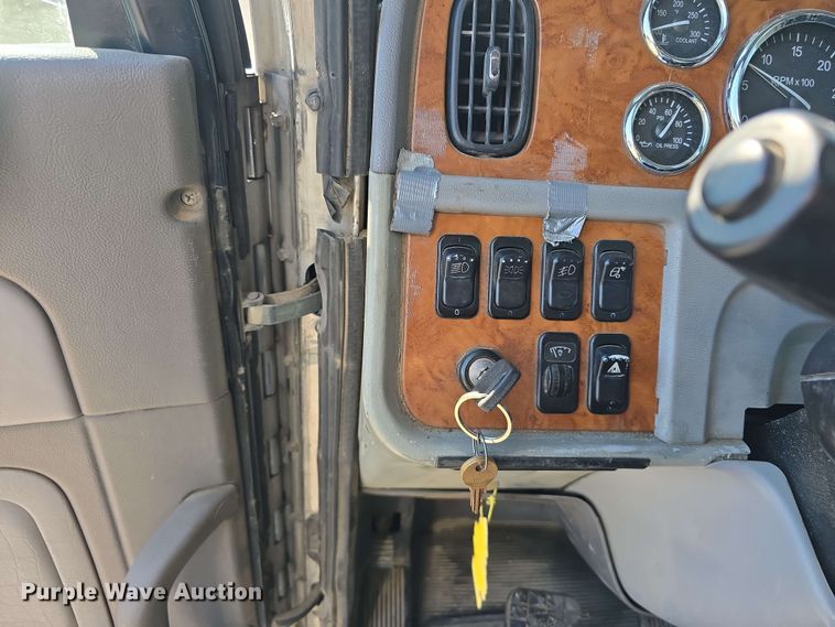 image for item DT6839 2007 Peterbilt 379 semi truck