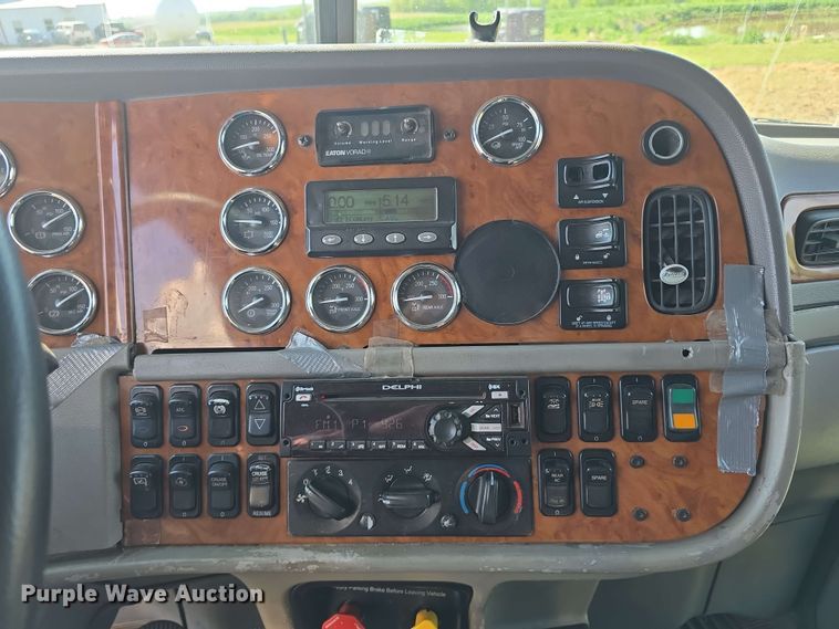 image for item DT6839 2007 Peterbilt 379 semi truck