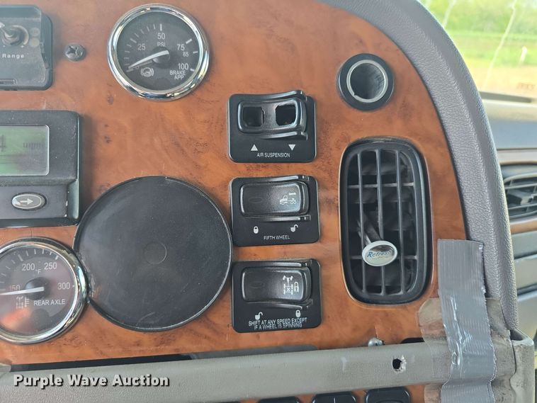 image for item DT6839 2007 Peterbilt 379 semi truck