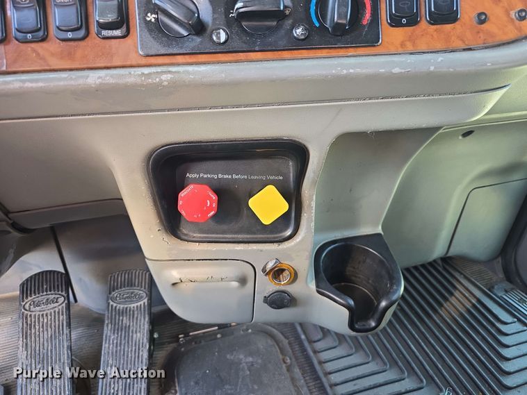 image for item DT6839 2007 Peterbilt 379 semi truck