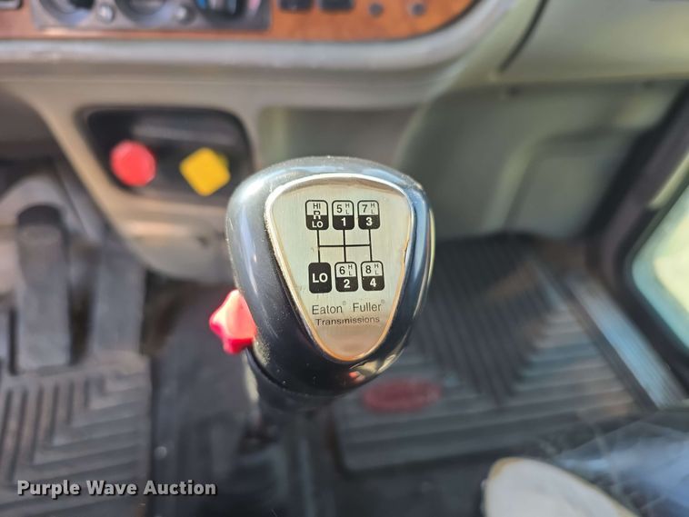 image for item DT6839 2007 Peterbilt 379 semi truck