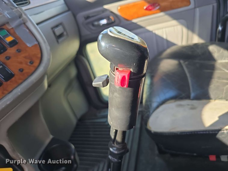 image for item DT6839 2007 Peterbilt 379 semi truck