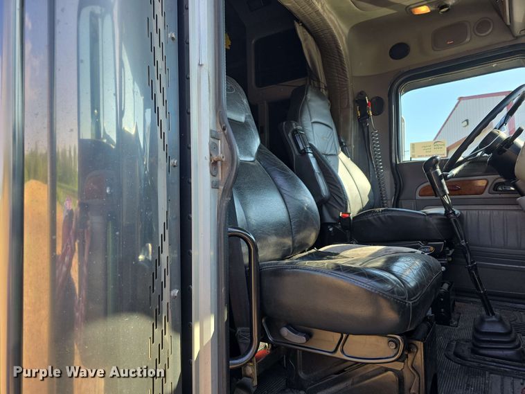 image for item DT6839 2007 Peterbilt 379 semi truck