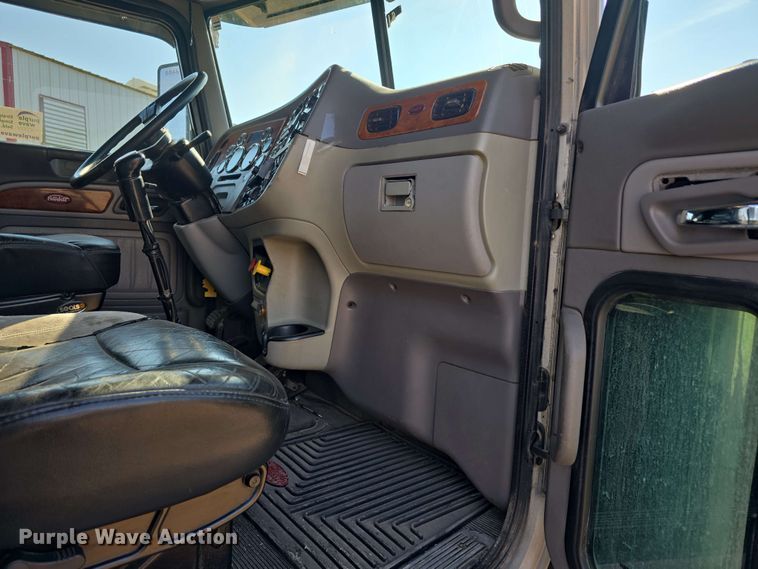image for item DT6839 2007 Peterbilt 379 semi truck