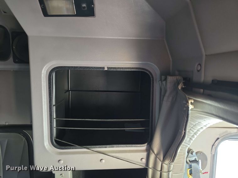 image for item DT6839 2007 Peterbilt 379 semi truck