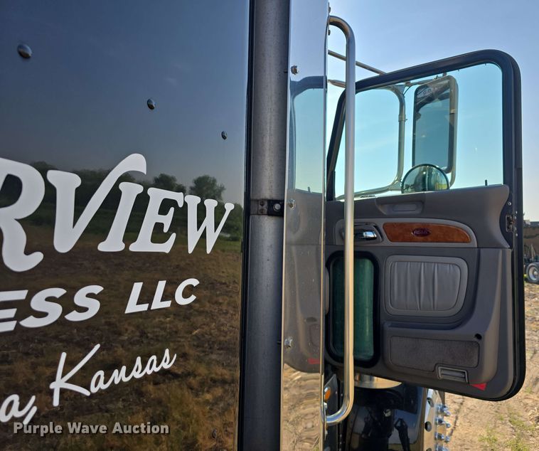image for item DT6839 2007 Peterbilt 379 semi truck