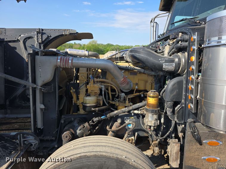 image for item DT6839 2007 Peterbilt 379 semi truck