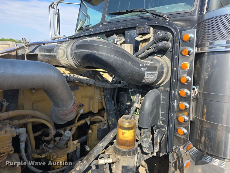 image for item DT6839 2007 Peterbilt 379 semi truck