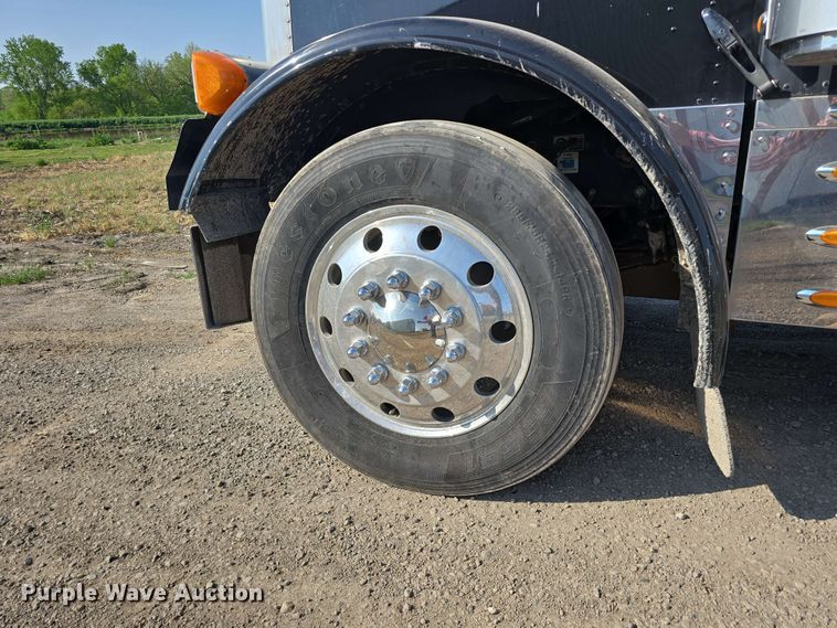 image for item DT6839 2007 Peterbilt 379 semi truck