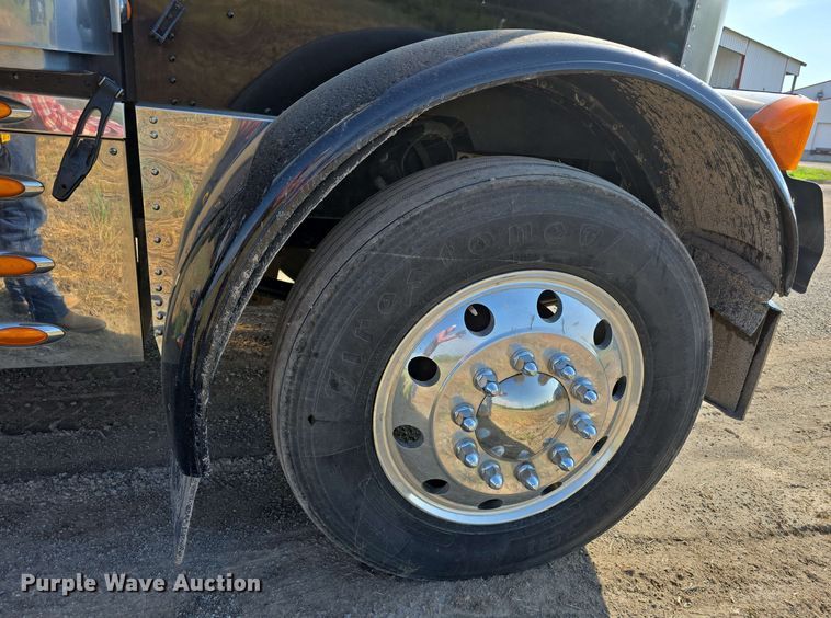 image for item DT6839 2007 Peterbilt 379 semi truck