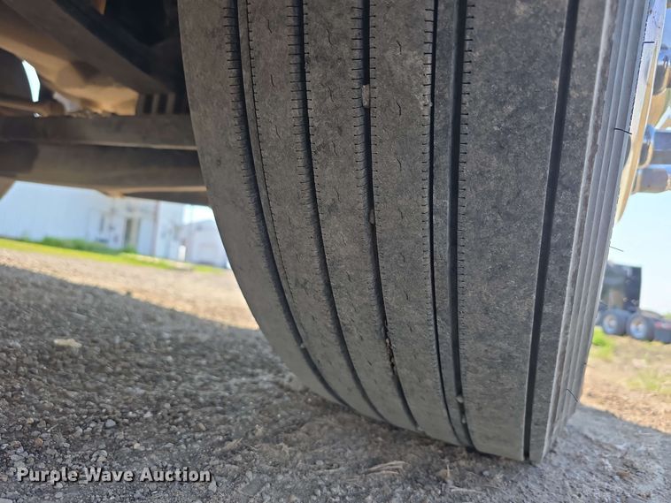 image for item DT6839 2007 Peterbilt 379 semi truck