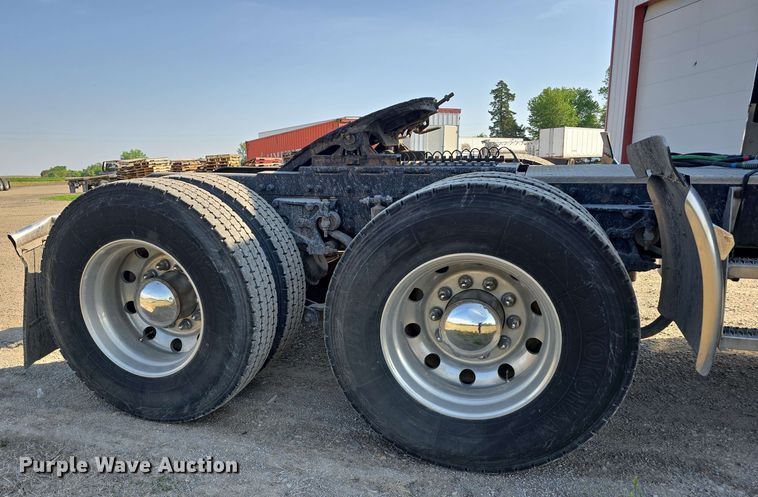 image for item DT6839 2007 Peterbilt 379 semi truck