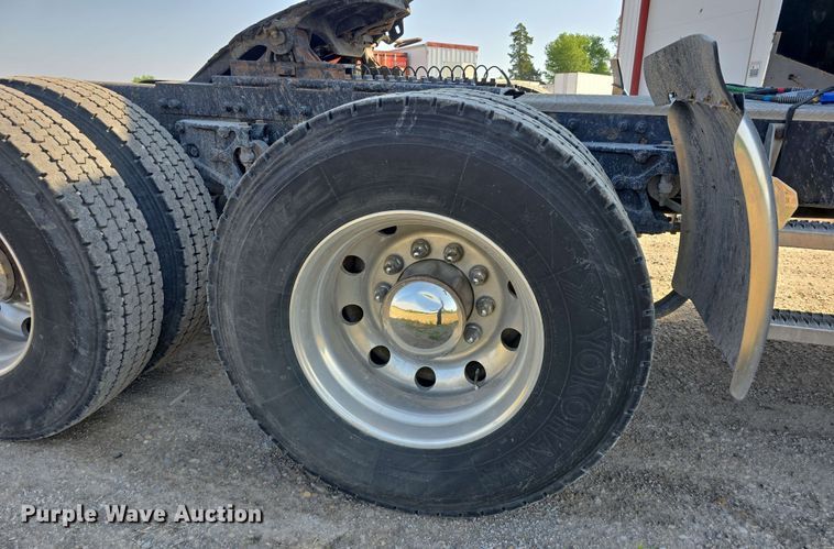 image for item DT6839 2007 Peterbilt 379 semi truck