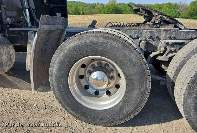 image for item DT6839 2007 Peterbilt 379 semi truck