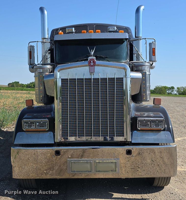 image for item DT6840 2012 Kenworth W900 semi truck