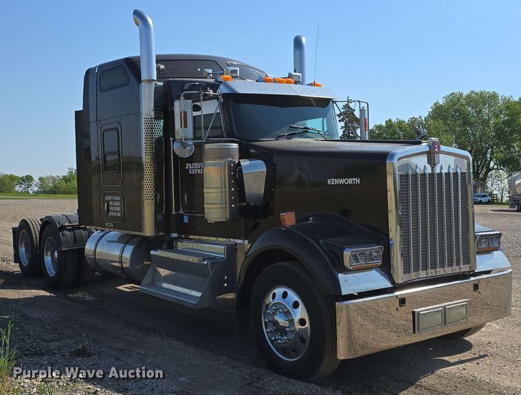 image for item DT6840 2012 Kenworth W900 semi truck