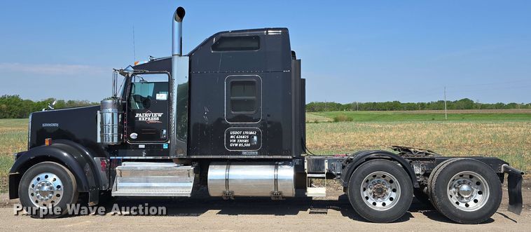 image for item DT6840 2012 Kenworth W900 semi truck