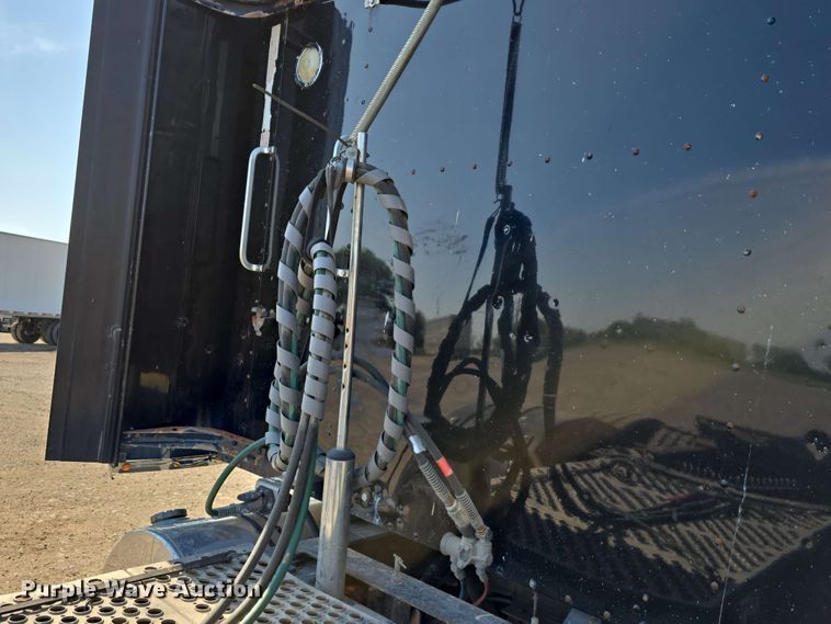 image for item DT6840 2012 Kenworth W900 semi truck