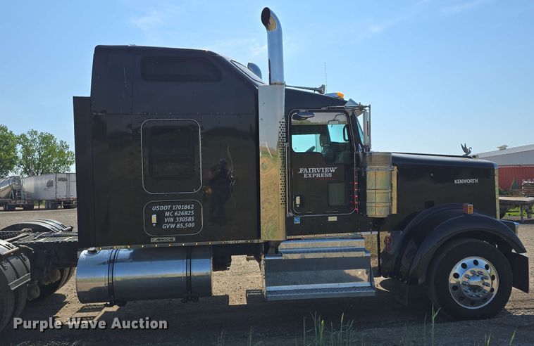 image for item DT6840 2012 Kenworth W900 semi truck