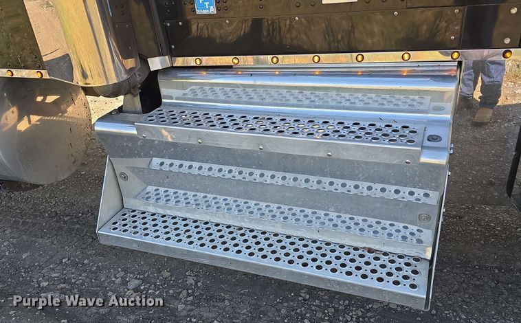 image for item DT6840 2012 Kenworth W900 semi truck