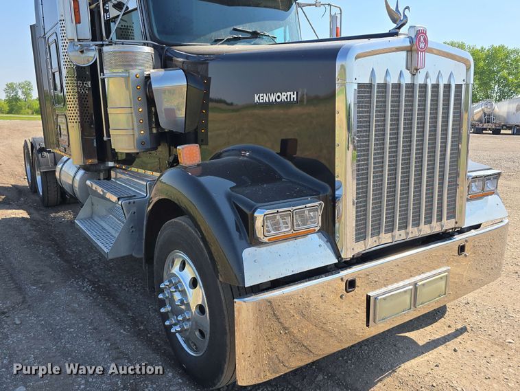 image for item DT6840 2012 Kenworth W900 semi truck