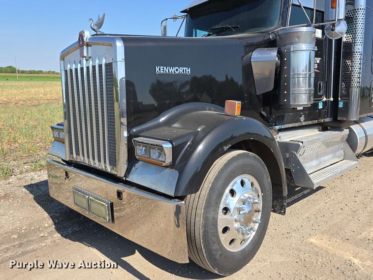 image for item DT6840 2012 Kenworth W900 semi truck