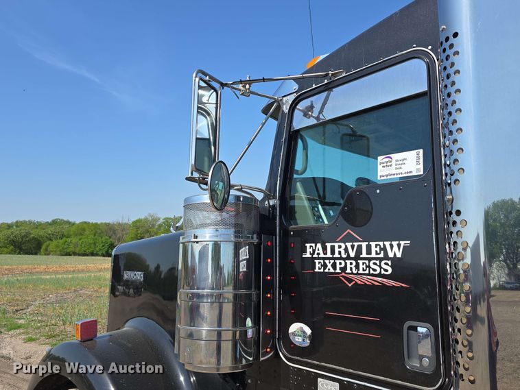 image for item DT6840 2012 Kenworth W900 semi truck