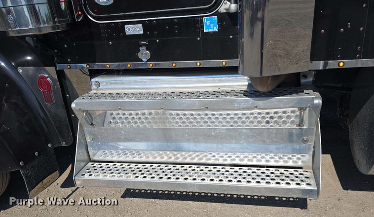 image for item DT6840 2012 Kenworth W900 semi truck