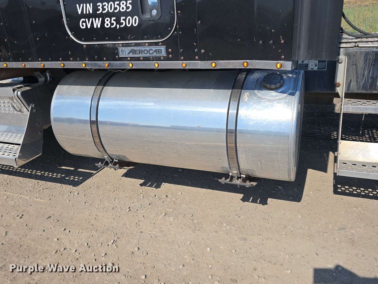 image for item DT6840 2012 Kenworth W900 semi truck