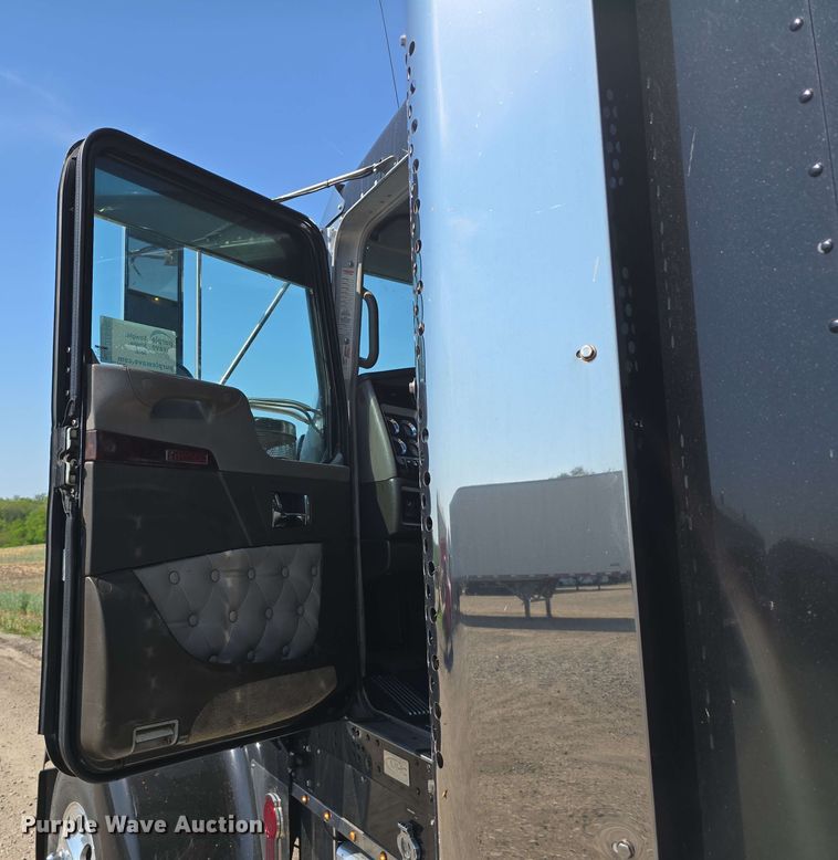 image for item DT6840 2012 Kenworth W900 semi truck