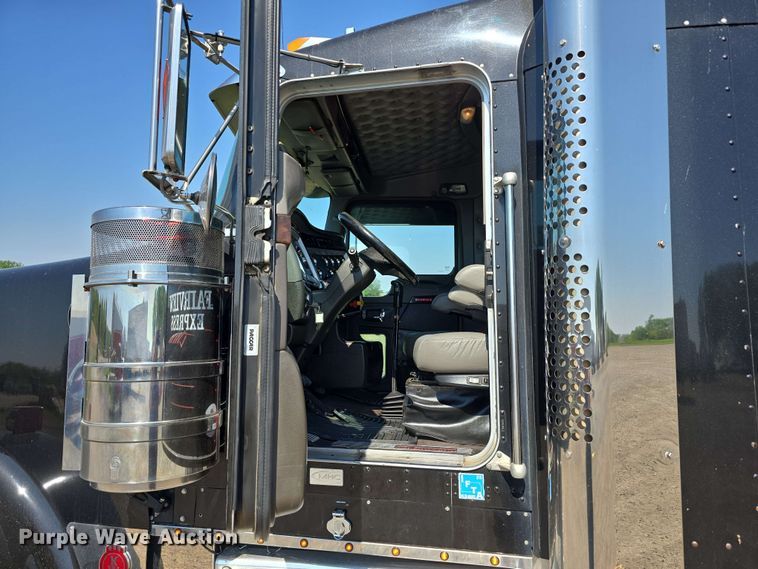 image for item DT6840 2012 Kenworth W900 semi truck