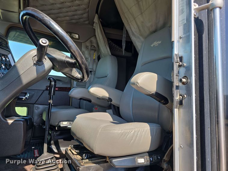 image for item DT6840 2012 Kenworth W900 semi truck