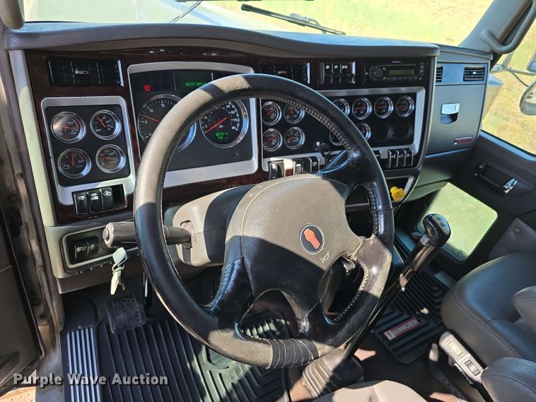 image for item DT6840 2012 Kenworth W900 semi truck